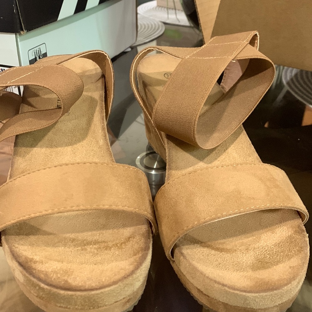 Dream pairs women new size 7.5suede sandals Carmel Brown